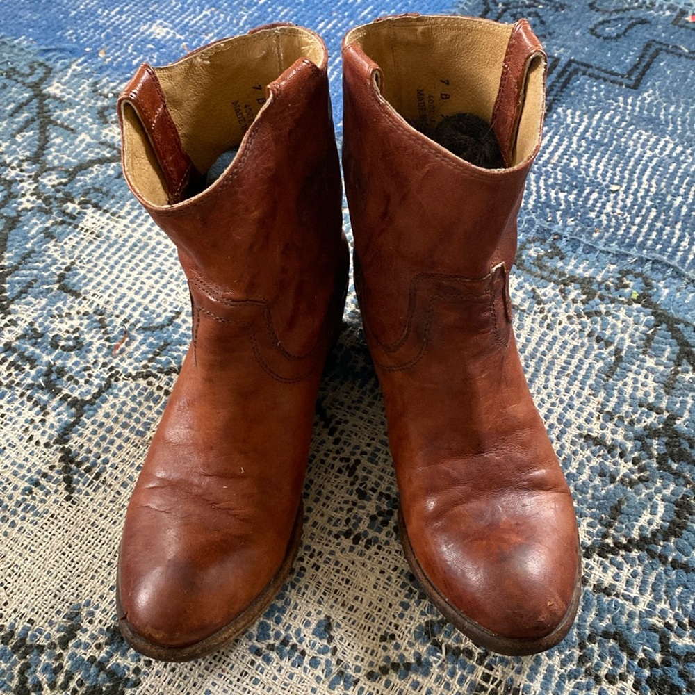 Frye Carson distressed leather boot